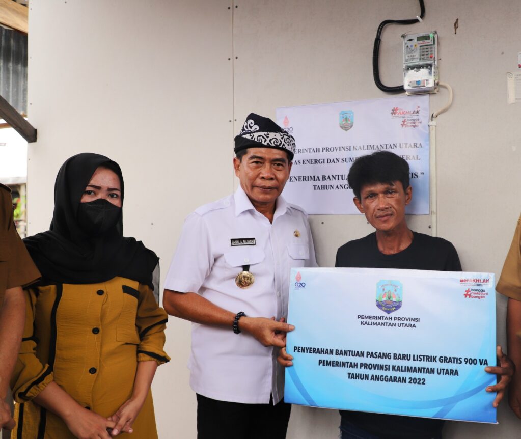 LISTRIK GRATIS : Gubernur Kaltara, Drs H Zainal A Paliwang menyerahkan bantuan listrik gratis tahun lalu. Tahun ini program tersebut kembali digulirkan.